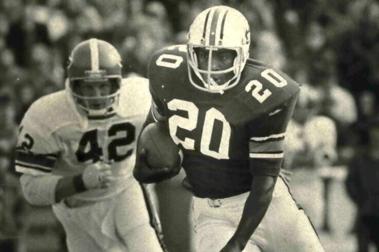 1976 Press Photo Auburn University Football Running Back Joe Cribbs With Ball