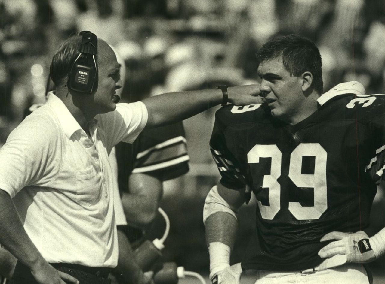 1986 Press Photo LB Coach Reggie Herring goes over strategy with Kurt Crain