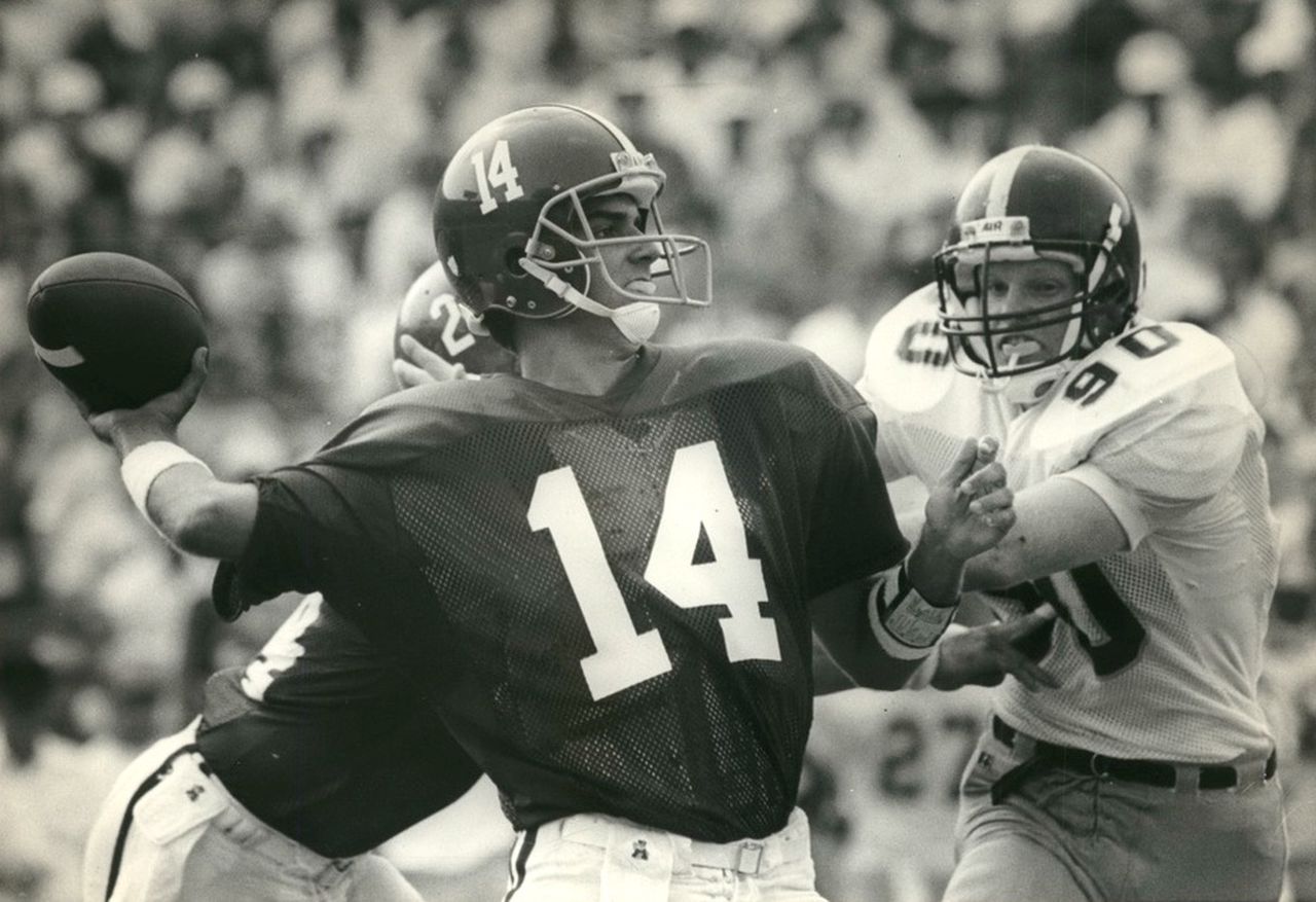 Press Photo Alabama Quarterback Gary Hollingsworth Attempts to Pass Football