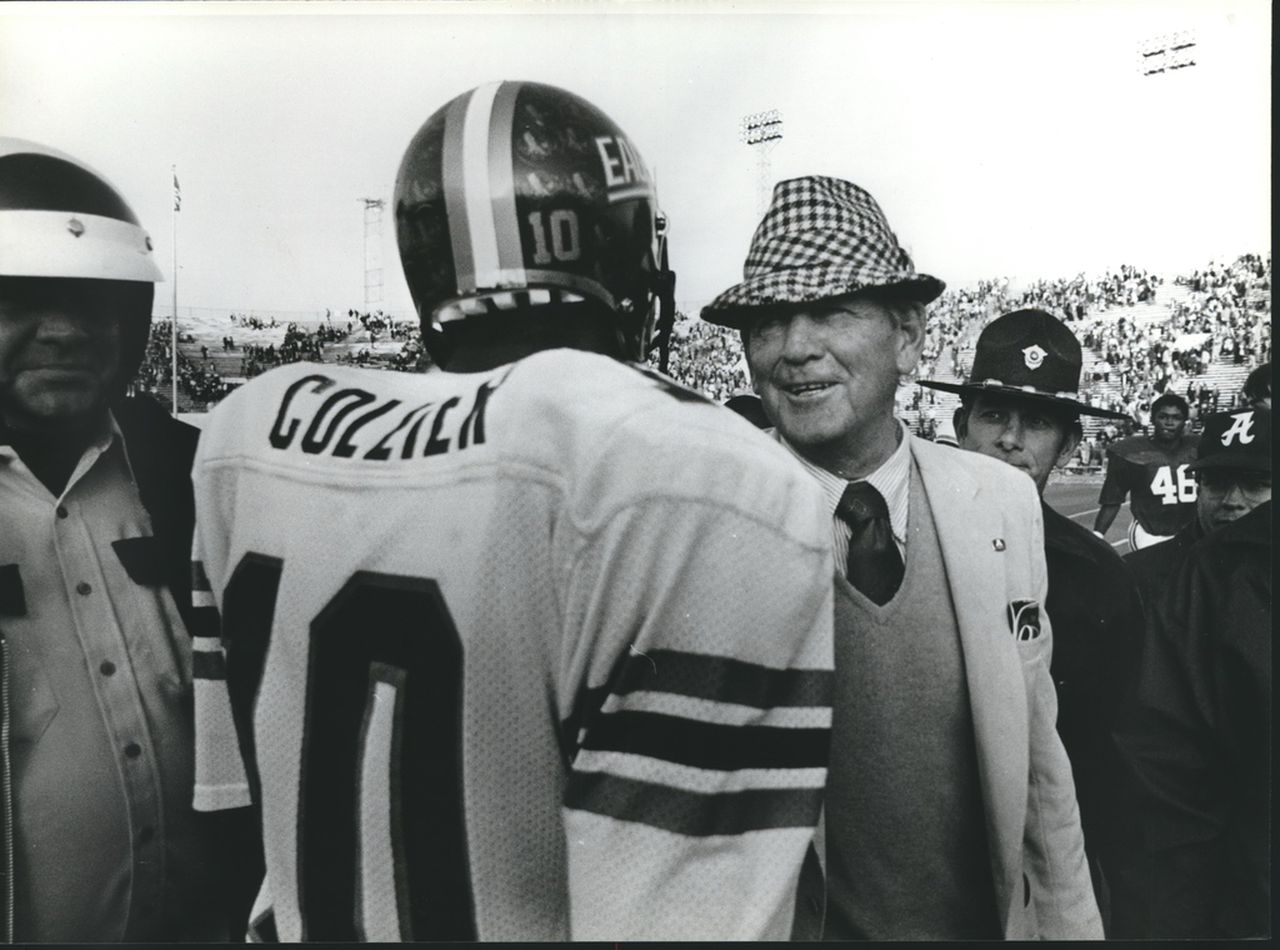 1982 Press Photo Alabama's Bear Bryant & Southern Mississippi's Reggie Collier