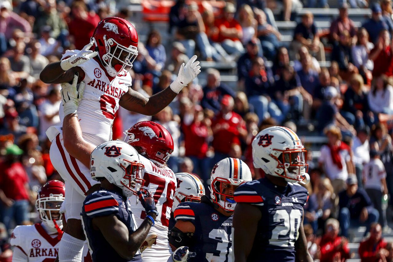 Auburn’s defensive decline continues in 41-27 loss to Arkansas