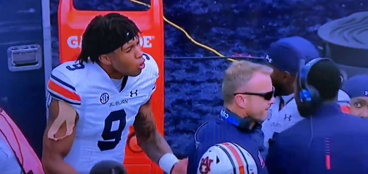 Auburn’s Robby Ashford, Tank Bigsby get into on sidelines, have to be separated