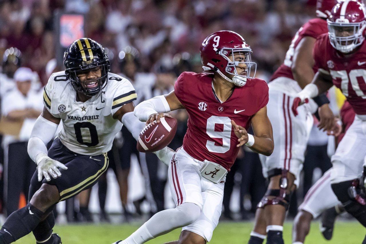 Bryce Young practices, doesn’t throw, before Alabama-Texas A&M kickoff