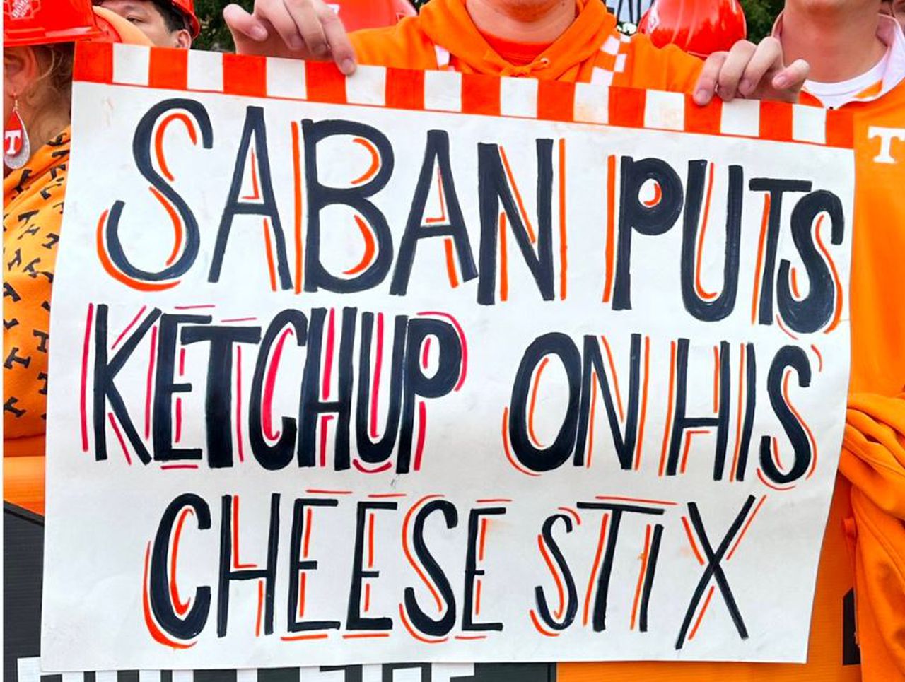 ‘College GameDay’ signs take aim at Alabama: ‘Tennessee on top, not your cousin’