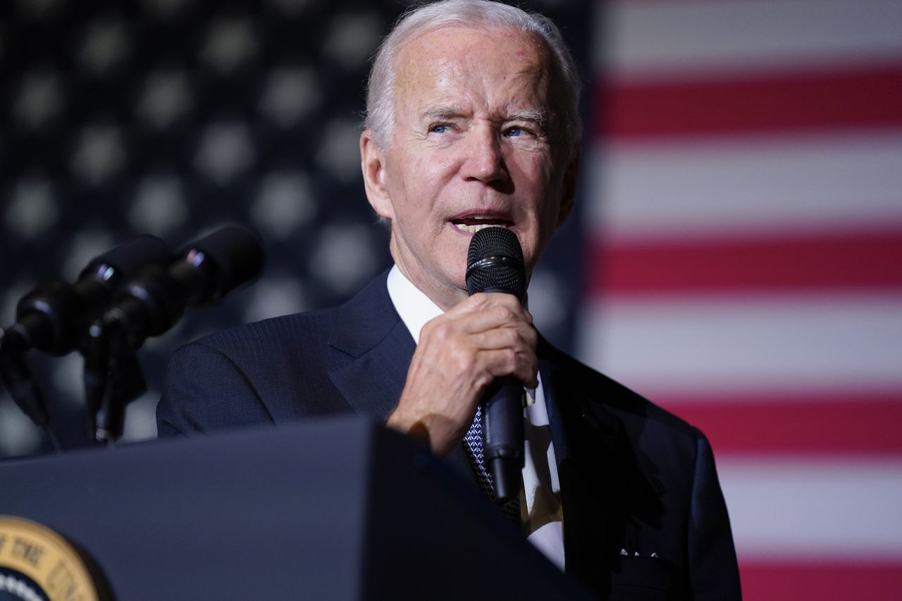 Court temporarily blocks Biden’s student loan forgiveness