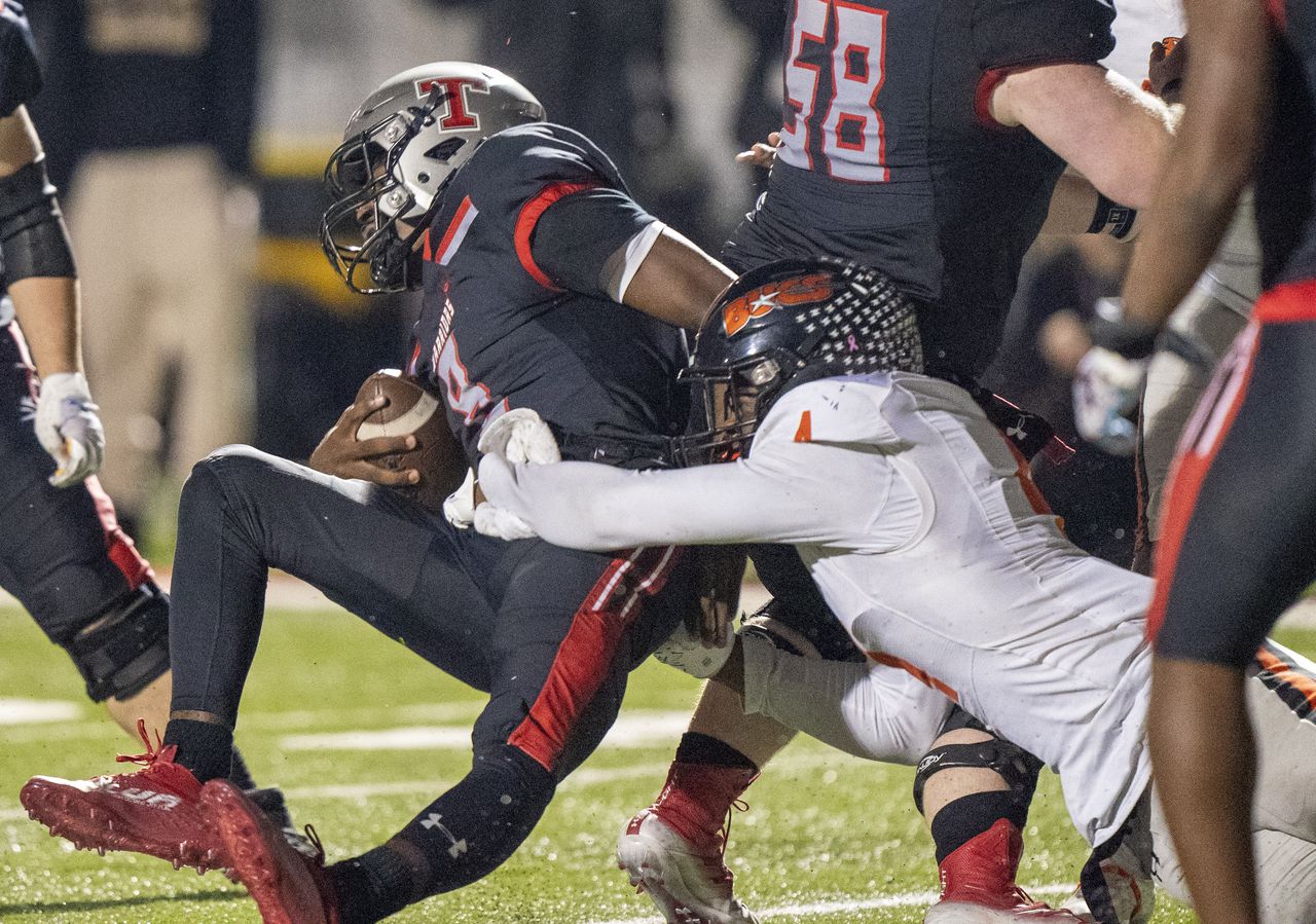 Hoover defense stymies Thompson in battle of top 5 teams