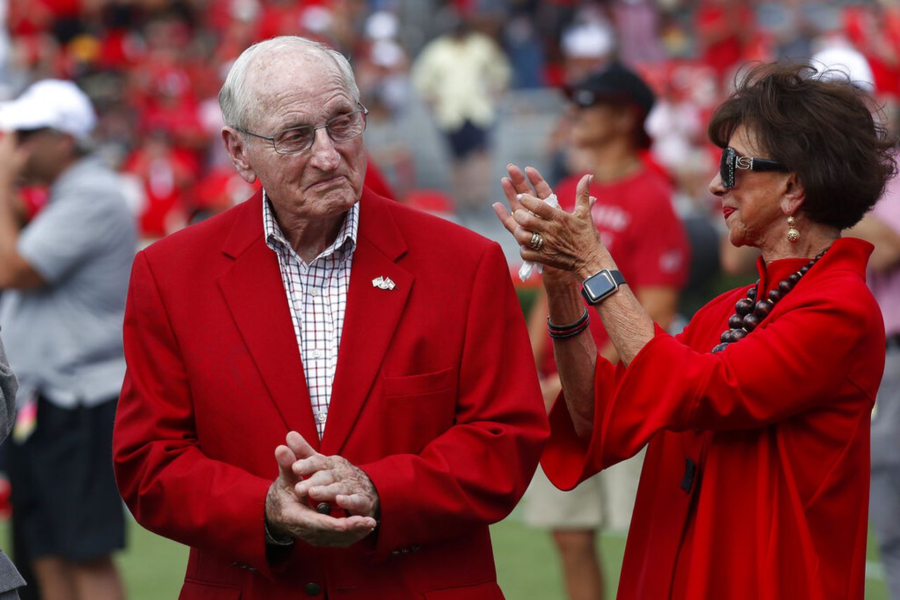 Legendary Georgia football coach Vince Dooley dies at 90