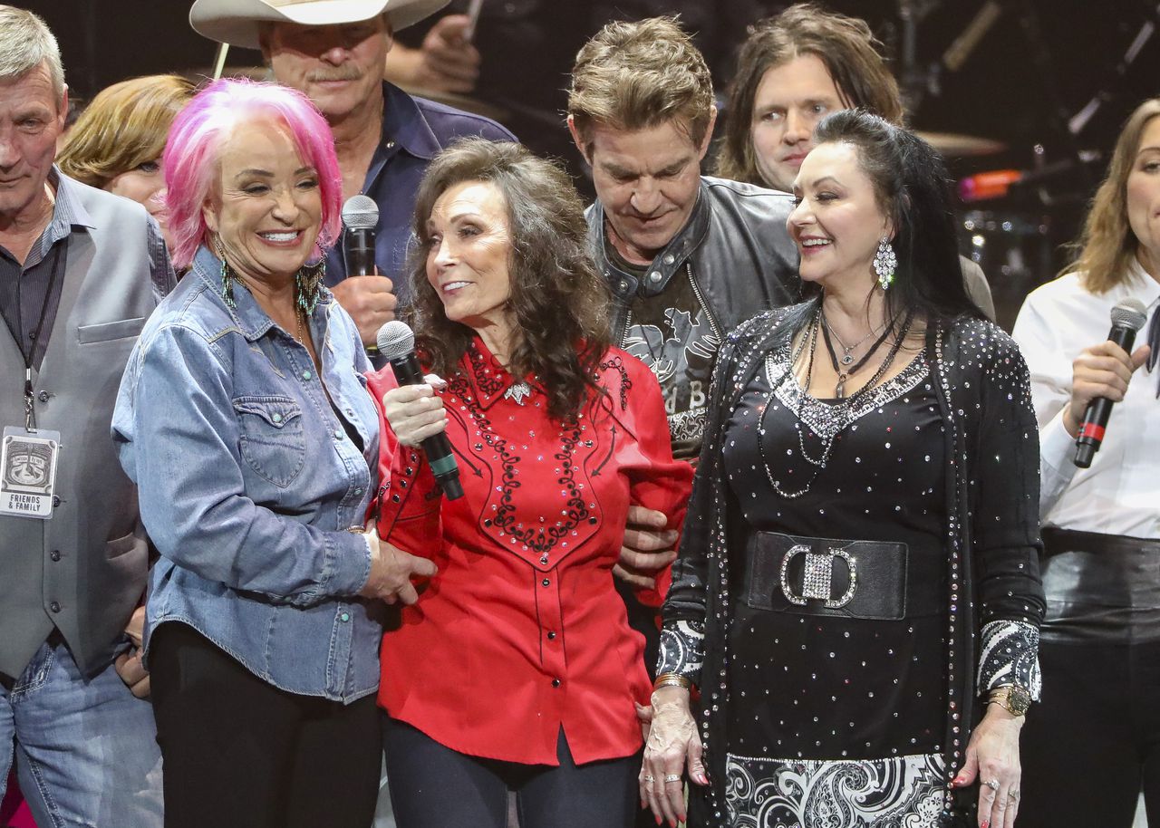 Loretta Lynn tributes: Country stars, other celebrities remember Coal Miner’s Daughter