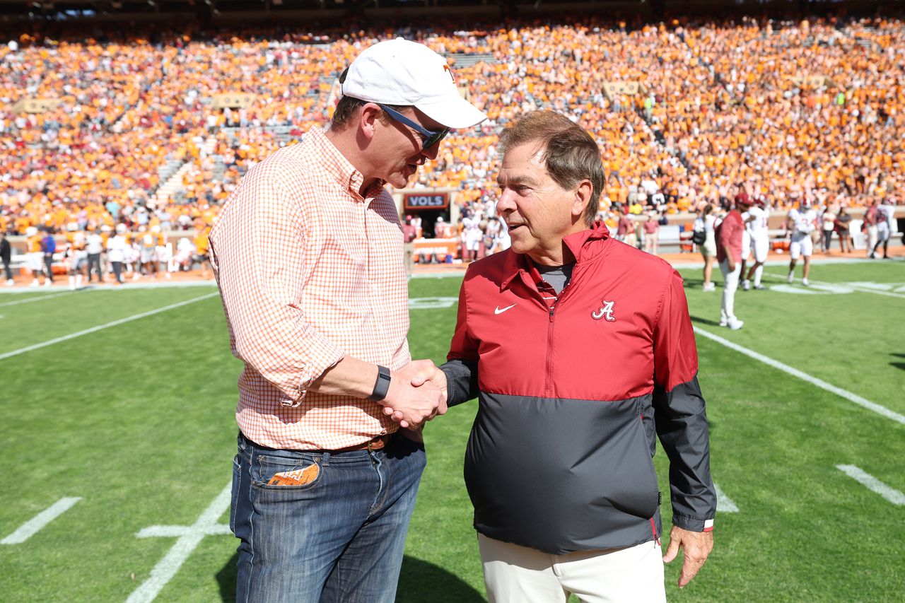 Officials in Alabama-Tennessee game didn’t know it was fourth down, had to go to replay