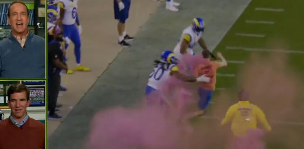 Peyton, Eli Manning break down 49ers-Rams streaker as Bobby Wagner obliterates guy