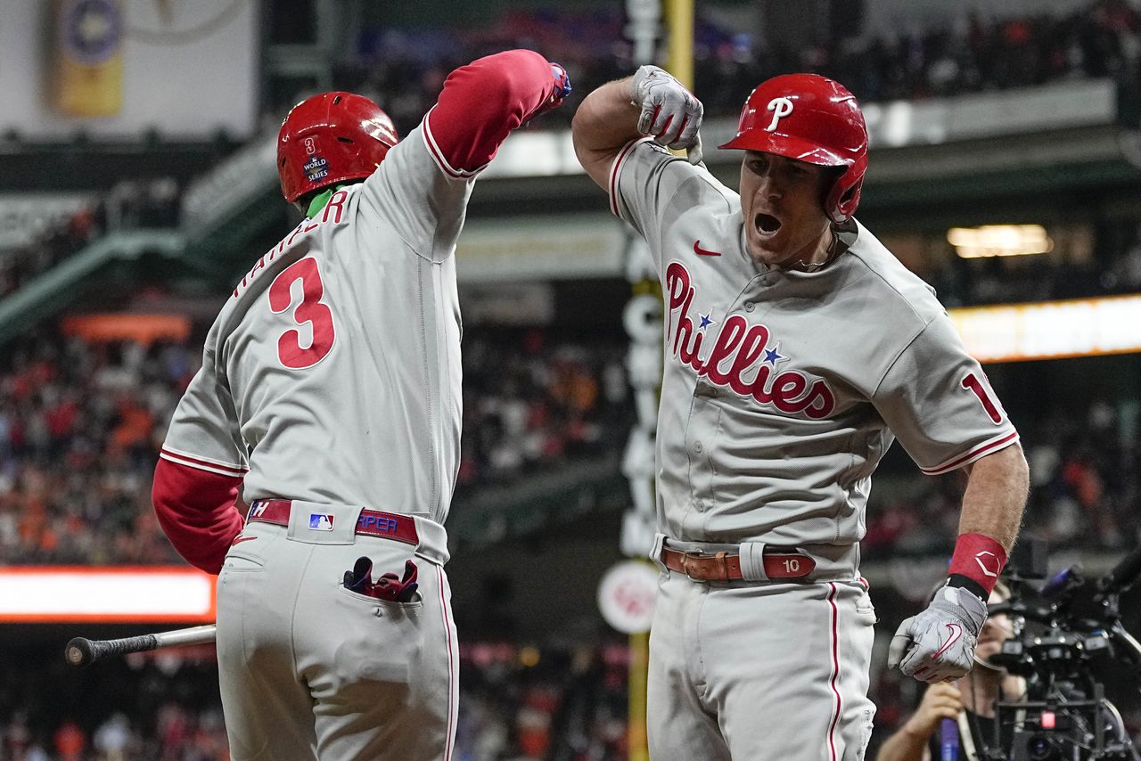 Realmuto, Phillies rally past Astros in 10 to open World Series