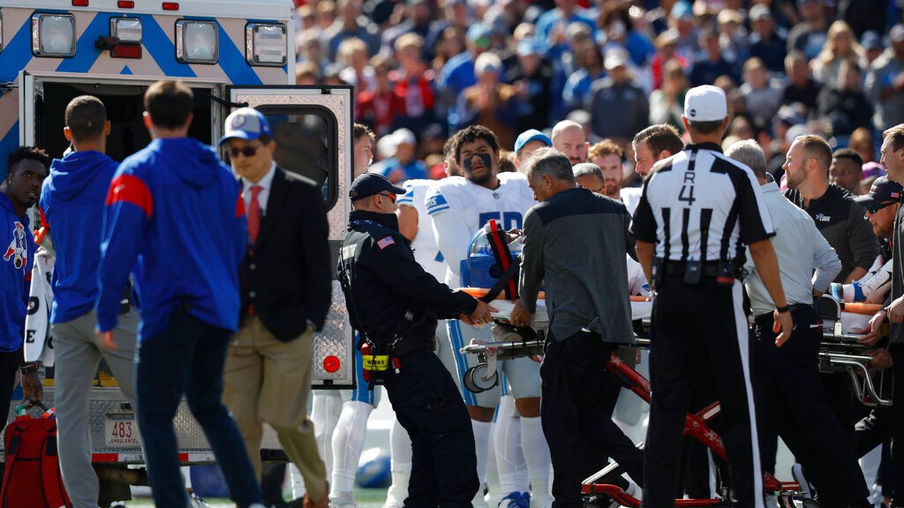 Saivion Smith leaves Lions’ game in ambulance