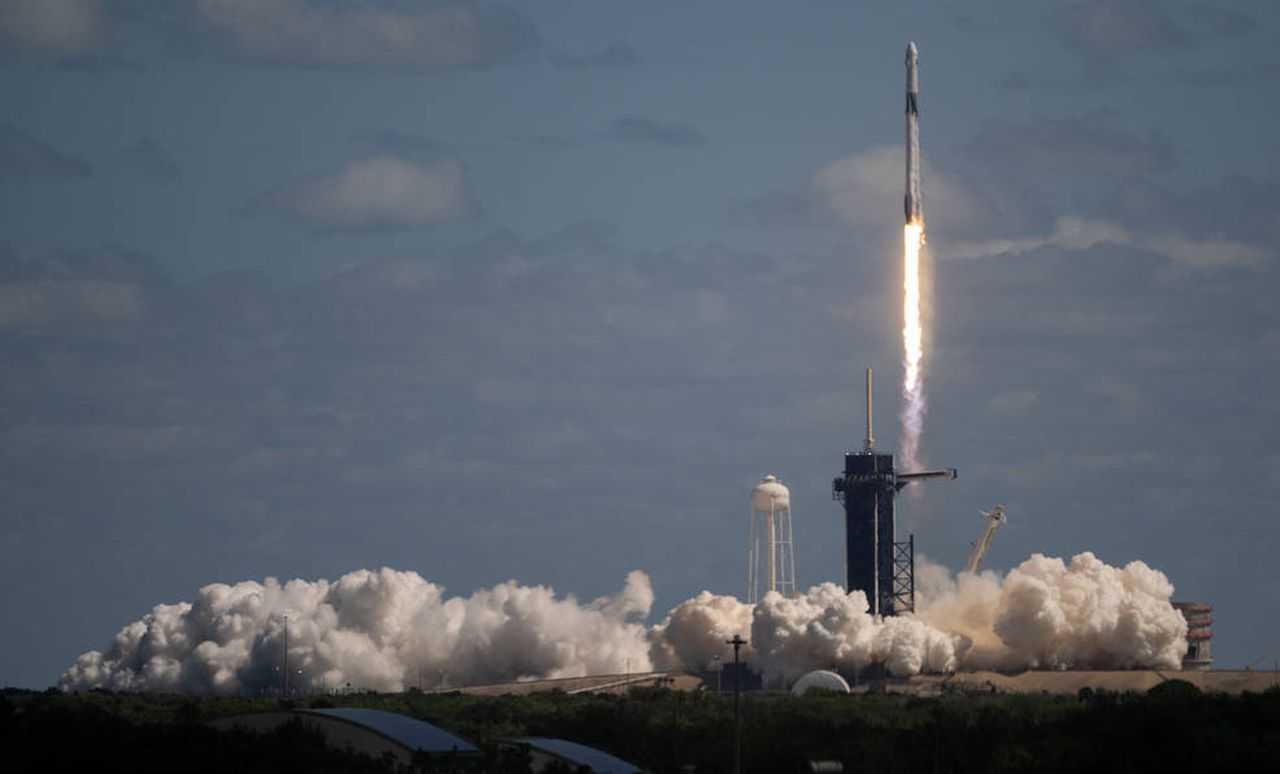 SpaceX Falcon 9′s Dragon Endurance launches international crew to space station