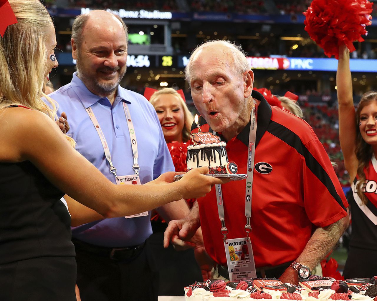 Vince Dooley hospitalized with pneumonia, COVID