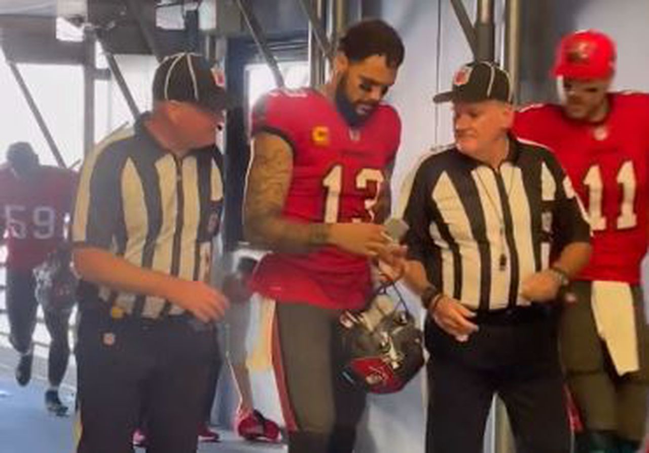 Watch as it appears NFL refs ask Tampa’s Mike Evans for autograph after Panthers loss