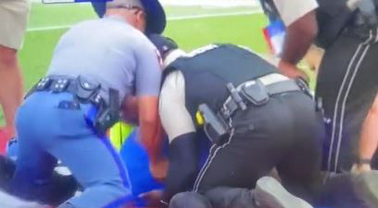 Watch fan run onto field during Auburn-Ole Miss game, get taken out by security