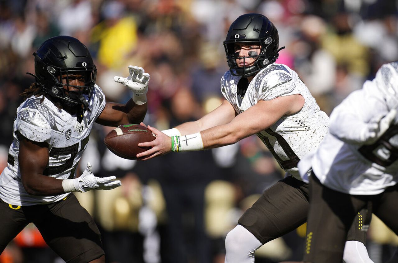 Bo Nix accounts for 5 TDs, even catches one, in Oregon win