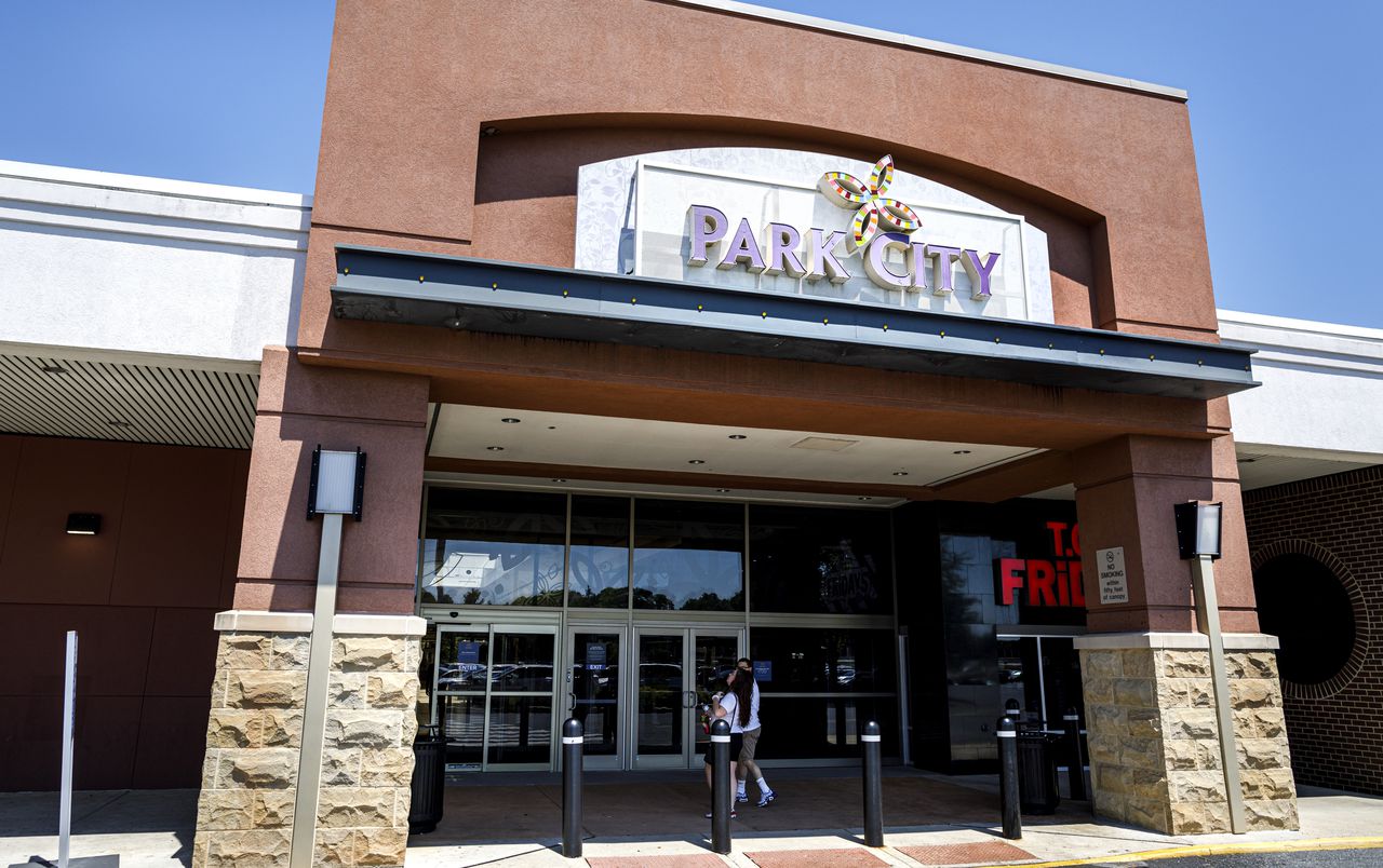 Runaway deer shuts down store at Pennsylvania mall