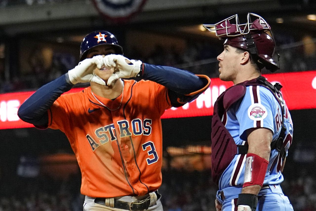 World Series Game 5: Verlander gets win, Astros lead Phillies 3-2