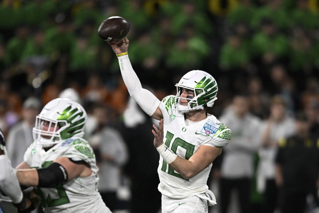 Bo Nix, Oregon Ducks rally past North Carolina in Holiday Bowl: Game at a glance