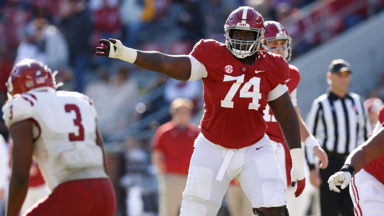 Alabama offensive lineman transferring to Florida; had visited Auburn