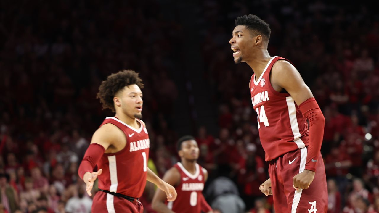 Alabama withstands Hogs’ charges to beat Arkansas, improve to 4-0 in SEC