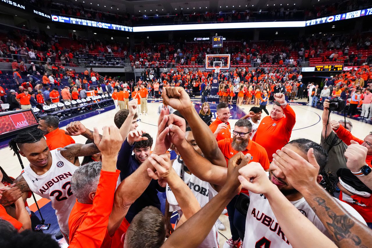 Auburn basketball moves up in Week 10 AP poll