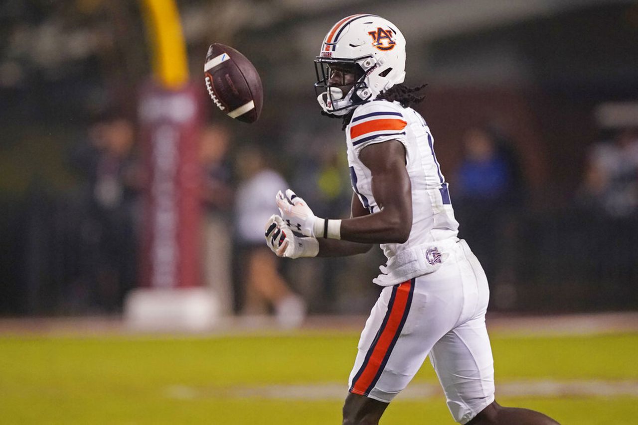 Auburn WR coach Marcus Davis helps snag familiar face from portal