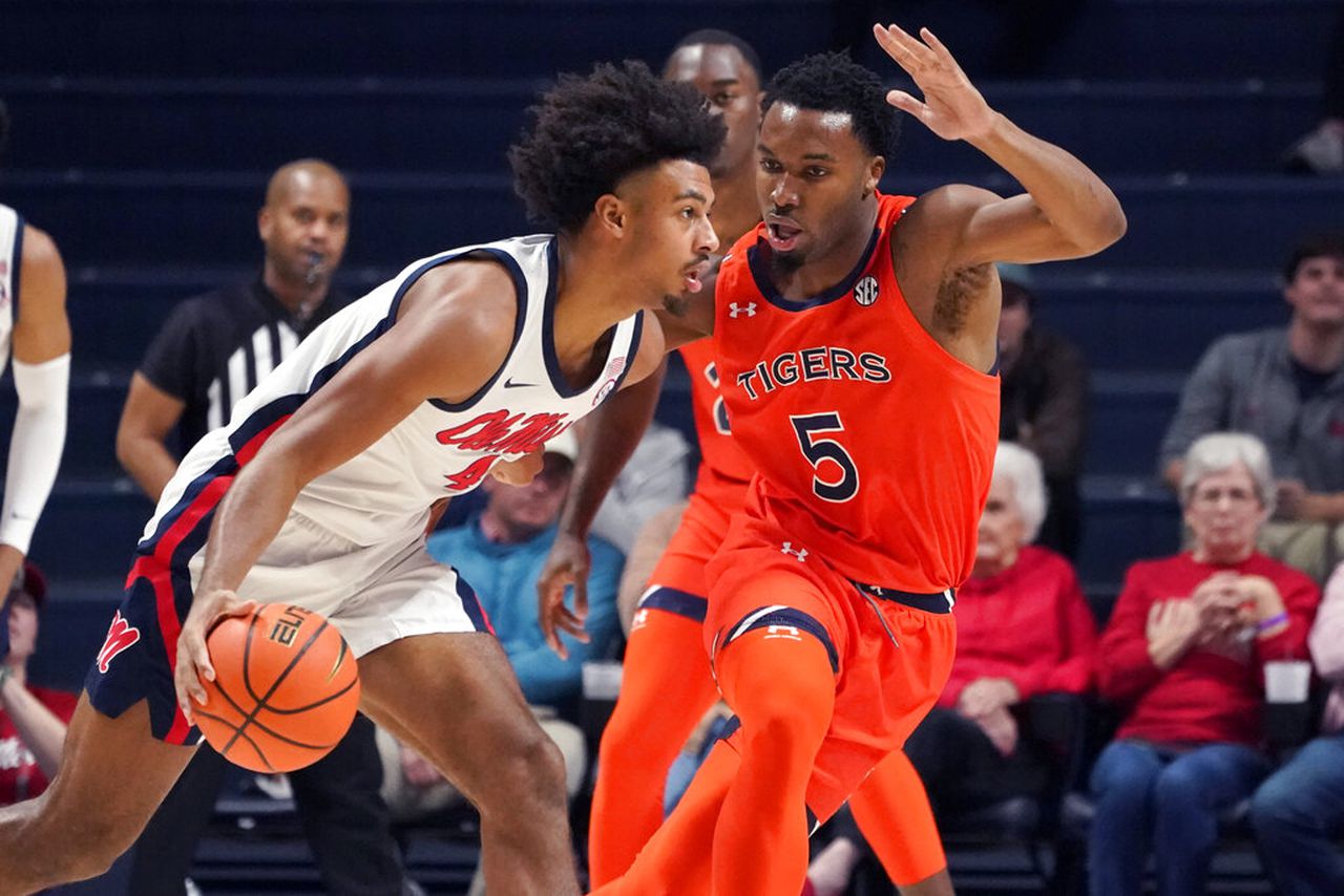 Bruce Pearl updates status of Auburn starter Chris Moore's shoulder injury