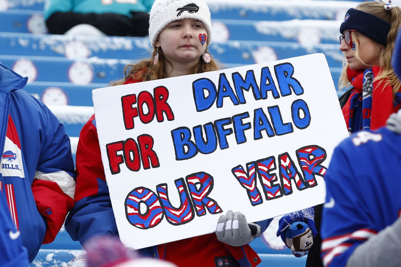 Damar Hamlin attends Bills-Bengals game, waves to fans