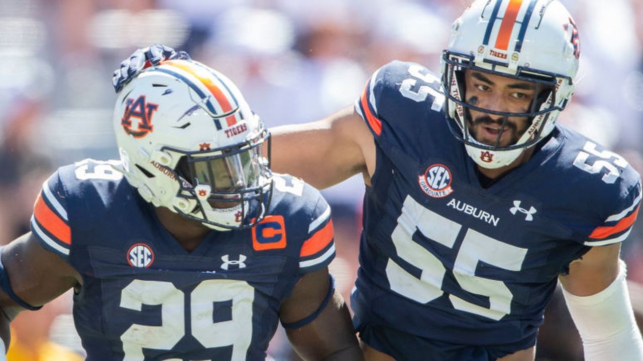 Eku Leota rejoining Derick Hall on field at Senior Bowl