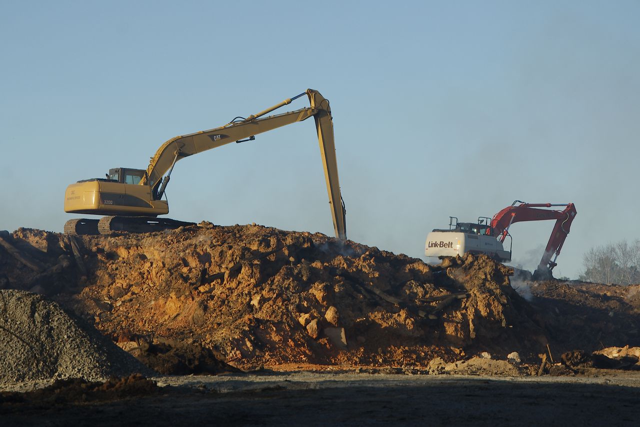 EPA strategy for Alabama landfill fire: Smother it in dirt