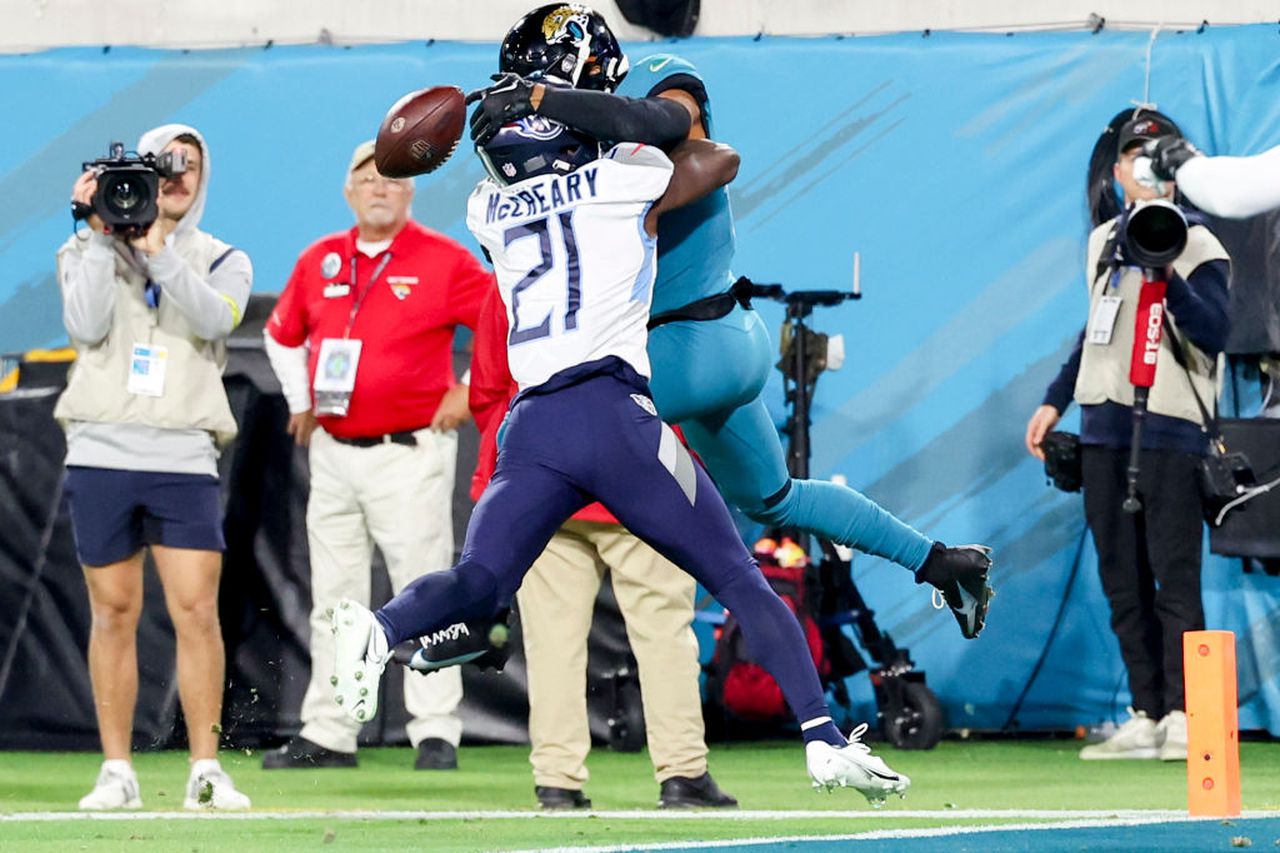 Tennessee Titans cornerback Roger McCreary breaks up a pass