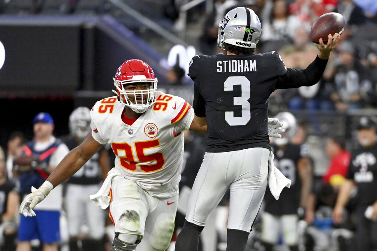 Jarrett Stidham, Josh Jacobs can’t get Vegas by Chiefs