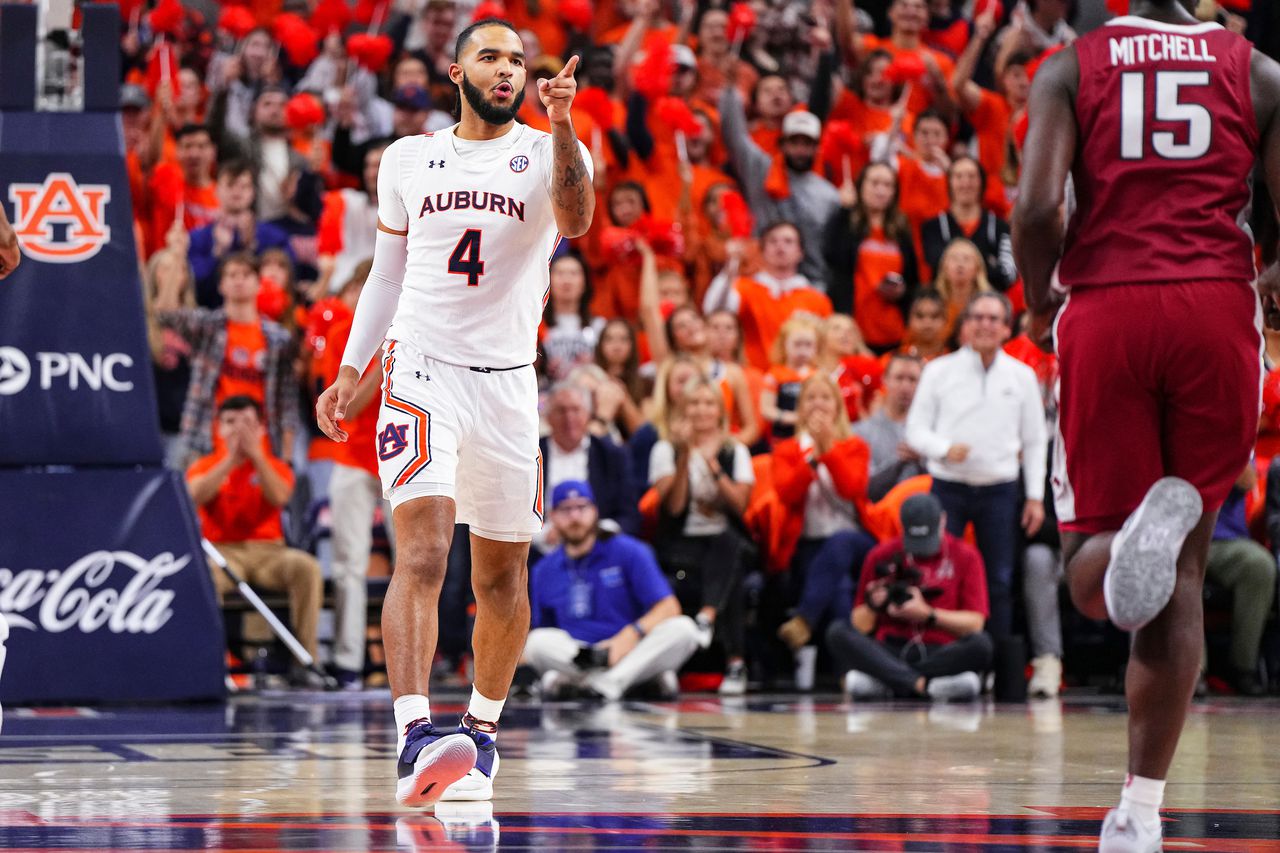 Johni Broome opens SEC play with dominant stretch inside for Auburn