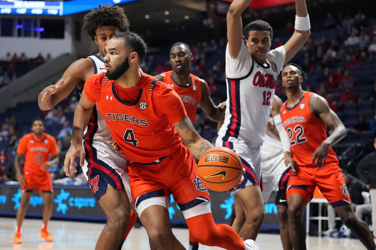 Johni Broome's 4th straight double-double leads No. 21 Auburn past Ole Miss