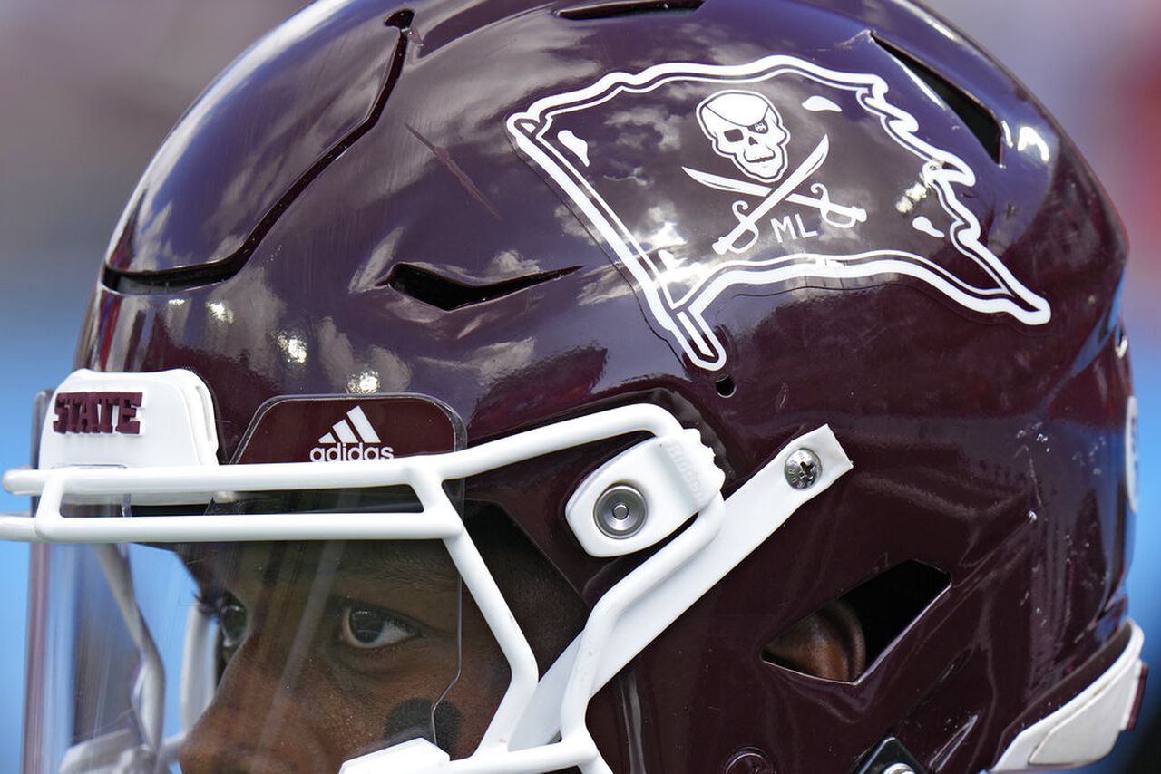 Mississippi State assistant proposes after bowl win, credits Mike Leach for meeting his future wife