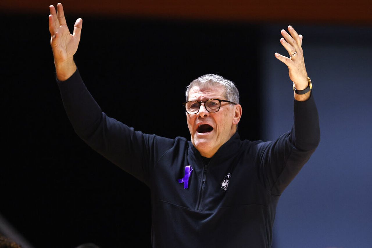 UConn-Tennessee: Geno Auriemma rips officiating in Holly Rowe interview