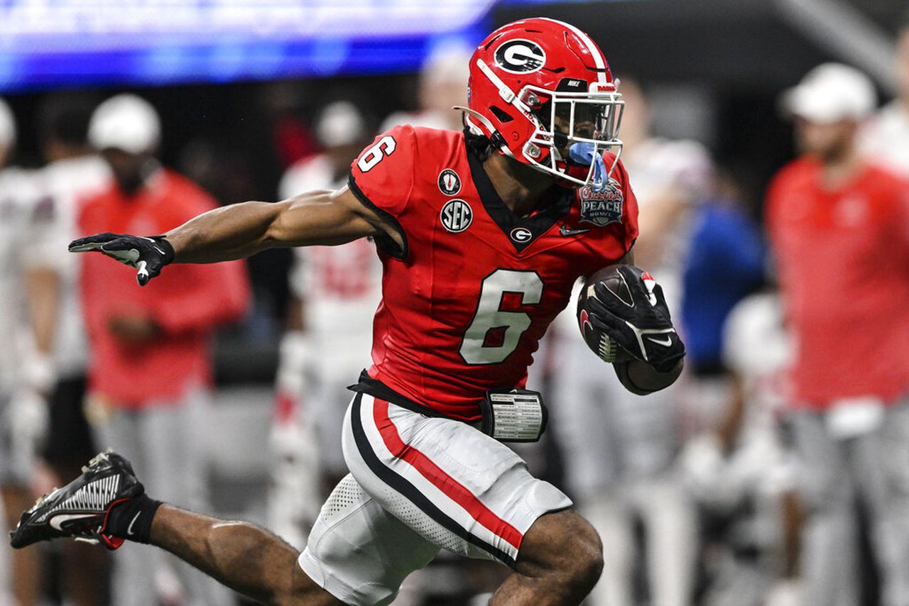 Watch Georgia’s Kenny McIntosh get tripped up by turf monster against Ohio State, fails to score