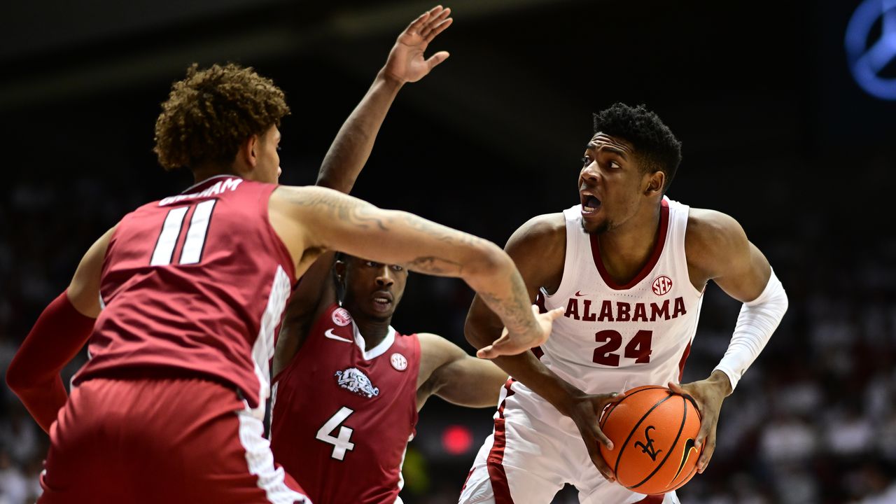 Alabama comes from behind, avoids upset loss to Arkansas