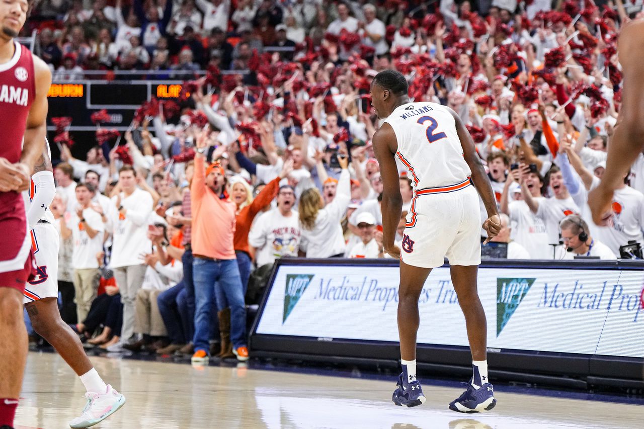 Auburn student sinks full-court putt, wins new car during Auburn-Alabama game