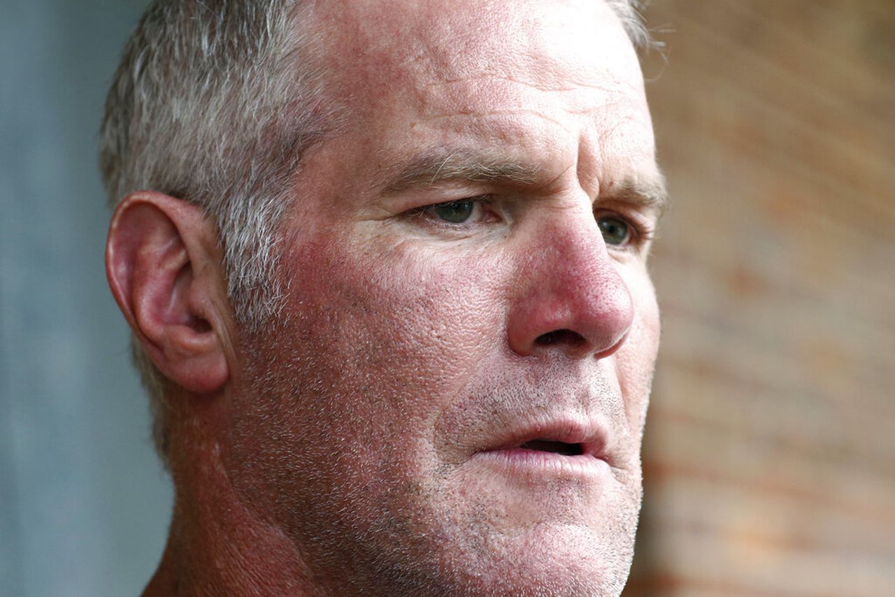 Brett Favre seeks dismissal from Mississippi welfare funds lawsuit