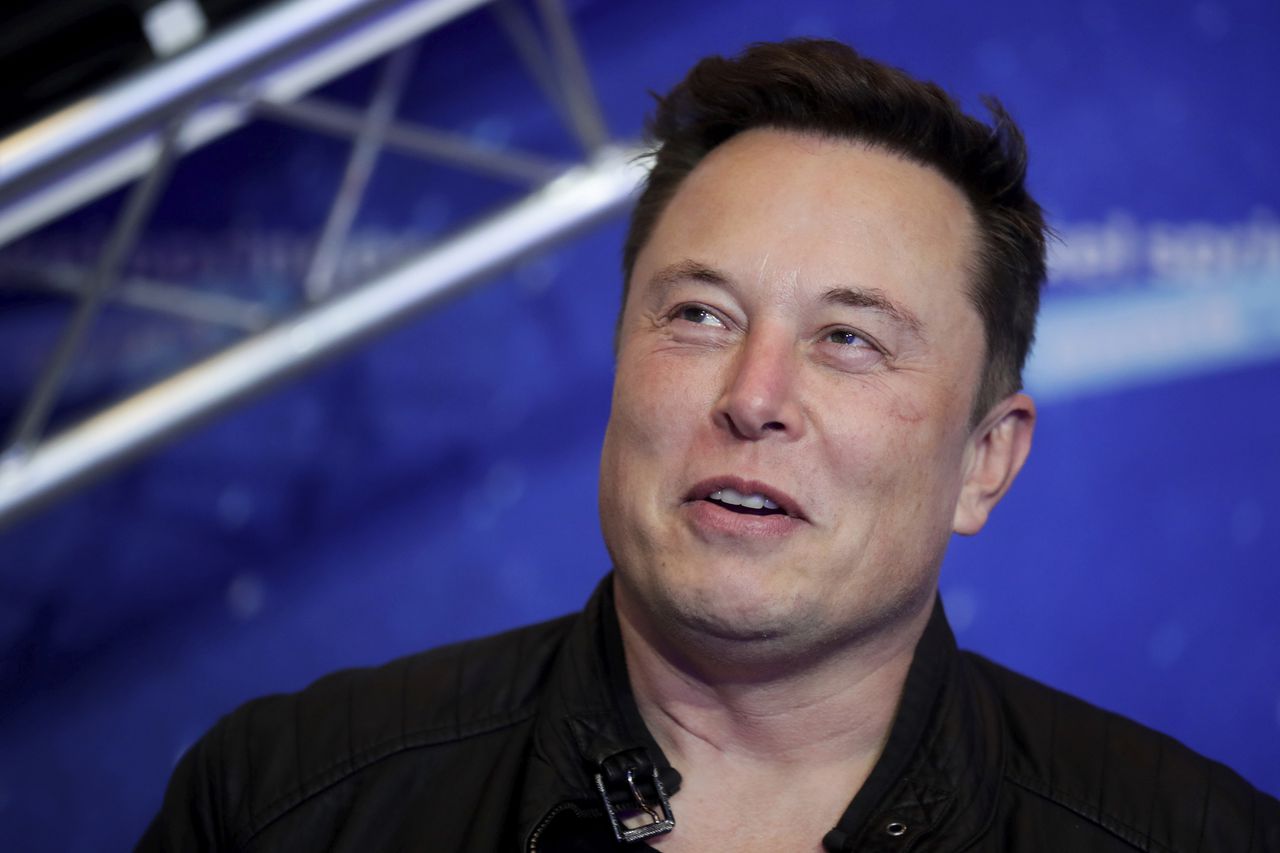 Elon Musk defends Dilbert cartoonist: ‘The media is racist’