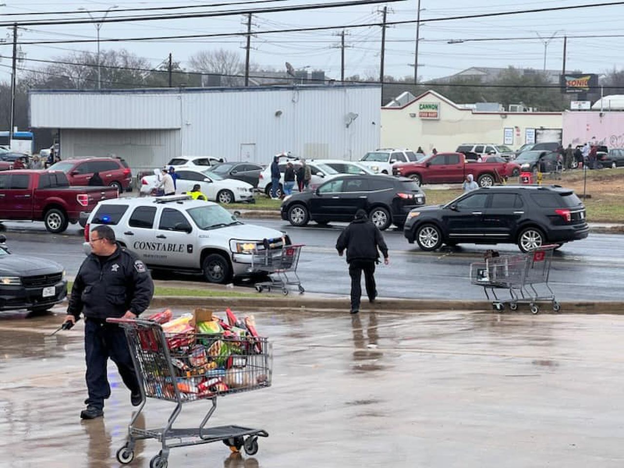 Hundreds brawl at Texas grocery dumpster during blackout: ‘This is not free food’