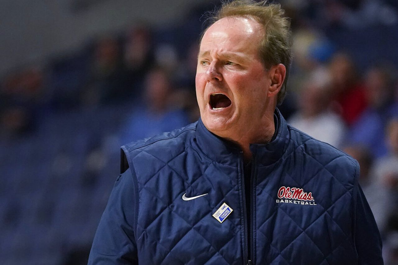 Kermit Davis out as Ole Miss basketball coach