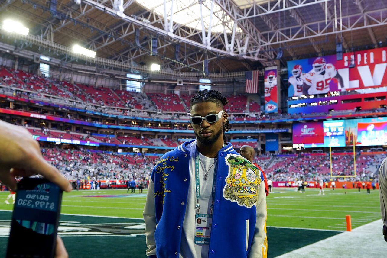 LeBron James hangs with Damar Hamlin at Super Bowl, called Jalen Hurts ‘special’