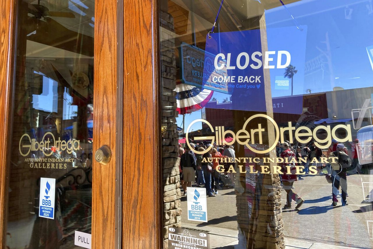 Native dancers want Arizona gallery owner held on hate crime