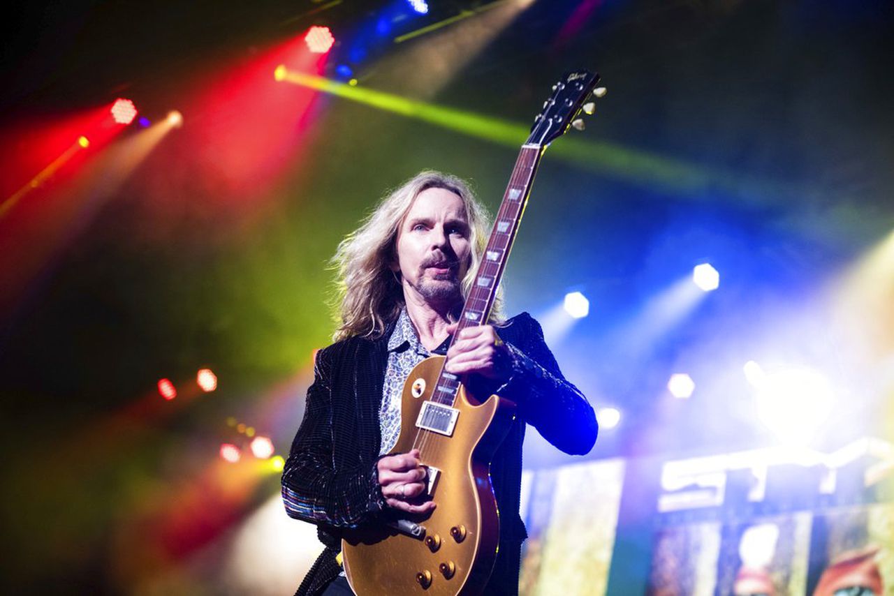 Tommy Shaw in concert