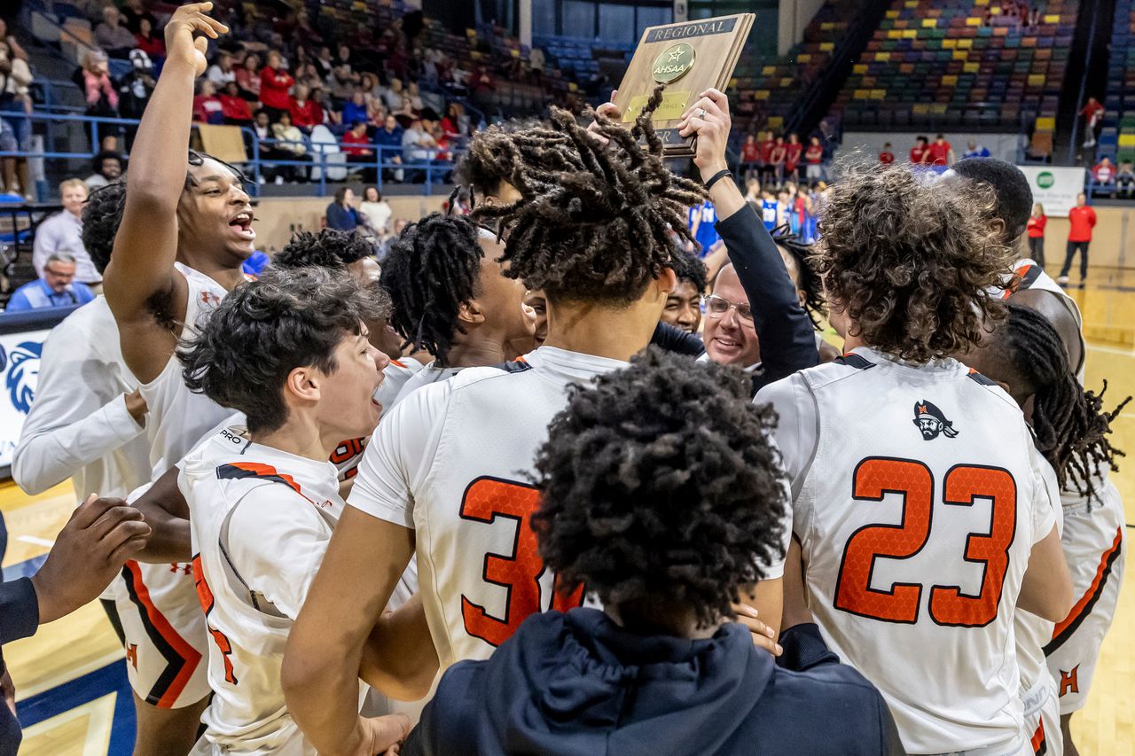 NW Regional Boys: No. 2 Hoover blitzes No. 1 Vestavia Hills for title