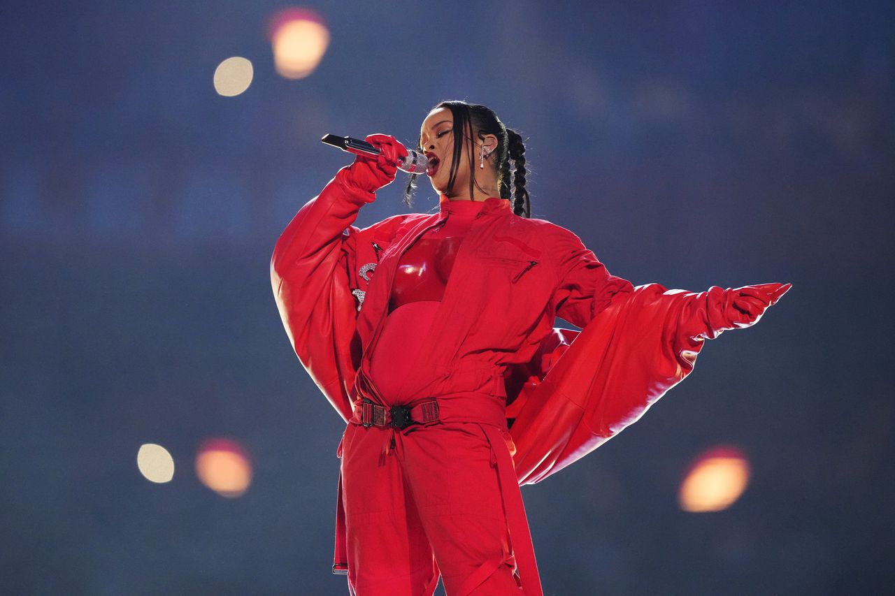 Pregnant Rihanna delivers high-flying Super Bowl halftime show featuring medley of greatest hits (photos)